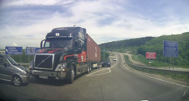 ΒΙΝΤΕΟ-Την γλίτωσε… η νταλίκα