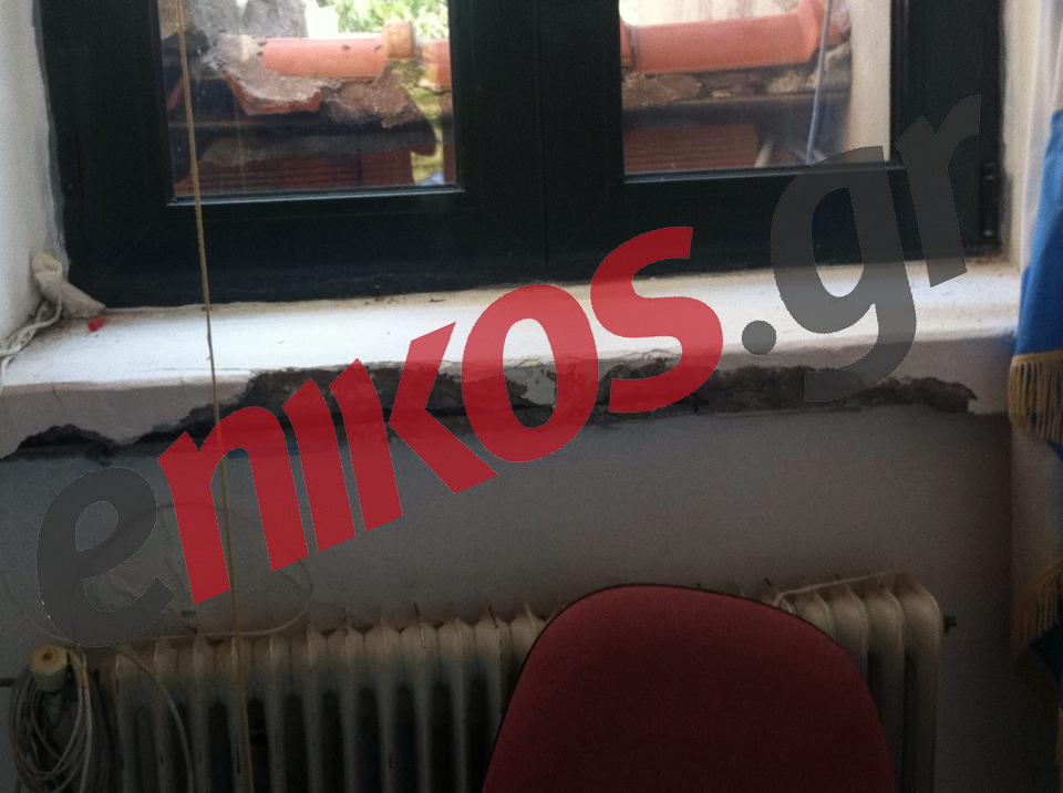 ΦΩΤΟ-Ρωγμές σε εκλογικό κέντρο της Λήμνου