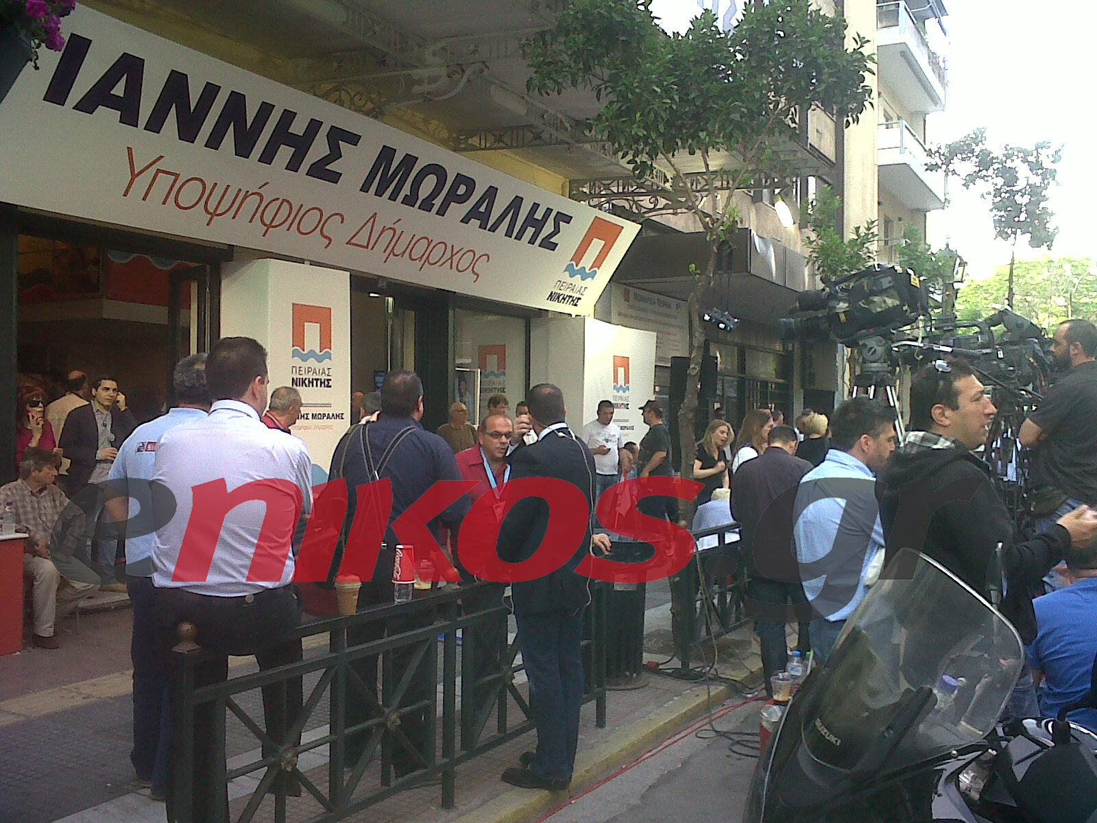 ΦΩΤΟ-Σε αναμονή στο εκλογικό κέντρο του Μώραλη