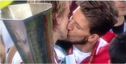 ΒΙΝΤΕΟ-ΦΩΤΟ-Το καυτό φιλί… της νίκης