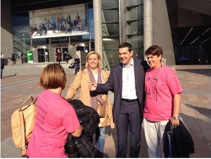 ΦΩΤΟ-Ο Τσίπρας έξω από το Ευρωκοινοβούλιο με τις απολυμένες καθαρίστριες