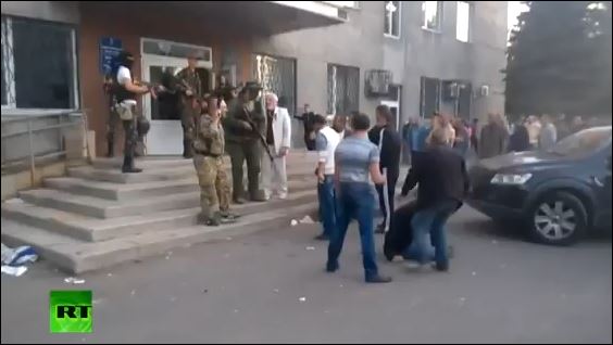 ΒΙΝΤΕΟ-Πυροβόλησαν εν ψυχρώ Ουκρανό διαδηλωτή
