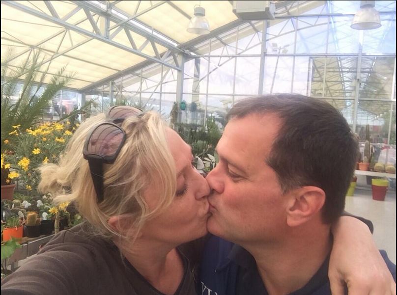 ΦΩΤΟ-Η selfie της Λεπέν και το παθιασμένο φιλί