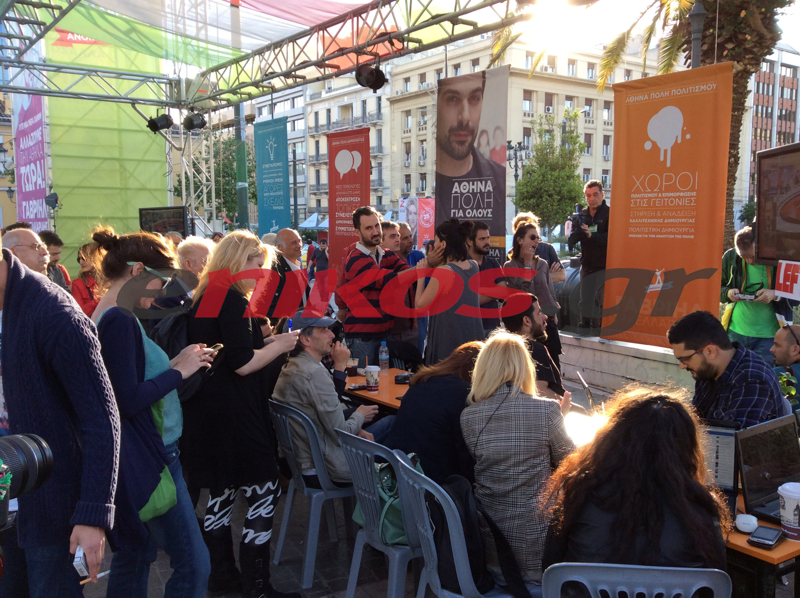 TΩΡΑ-ΦΩΤΟ από το εκλογικό κέντρο του Σακελλαρίδη