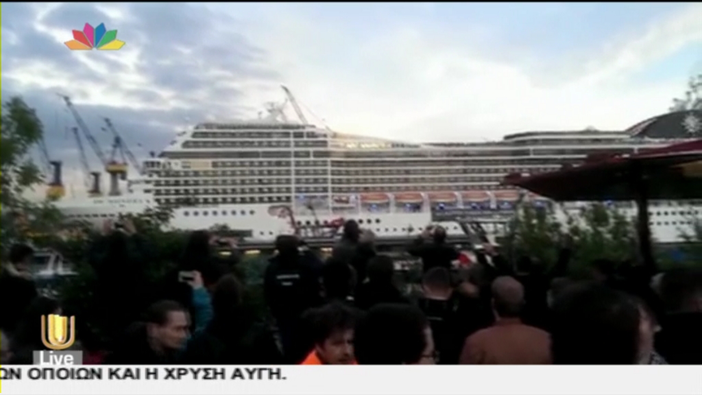 ΒΙΝΤΕΟ-Κρουαζιερόπλοιο μπαίνει στο λιμάνι…ροκάροντας