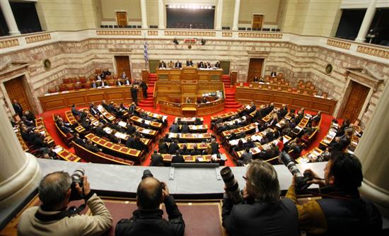 Βουλή: Δικαίωμα λόγου και ψήφου στους προσωρινά κρατούμενους βουλευτές