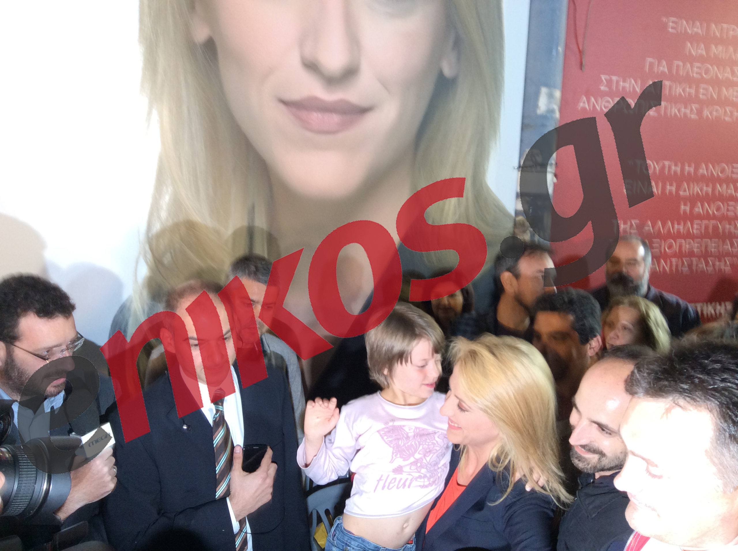 ΤΩΡΑ-Στο εκλογικό της περίπτερο η Ρένα Δούρου