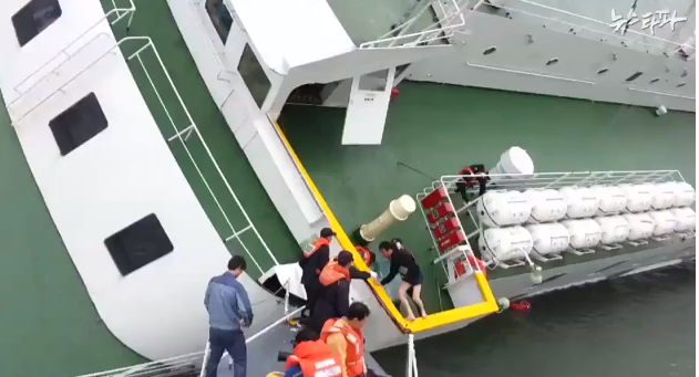 Βίντεο-Σοκ: Τα τελευταία 17 λεπτά πριν από το ναυάγιο στη Ν. Κορέα