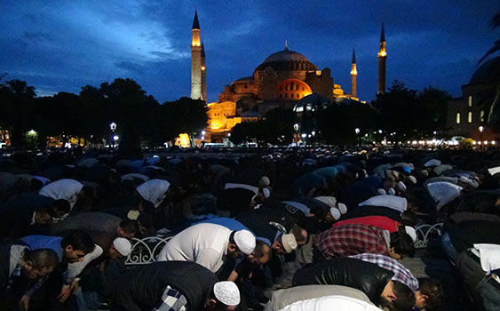 ΦΩΤΟ-Χιλιάδες μουσουλμάνοι προσευχήθηκαν στην Αγία Σοφία