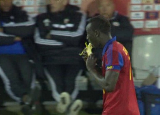 ΒΙΝΤΕΟ-Τιμωρήθηκε επειδή έφαγε μπανάνα