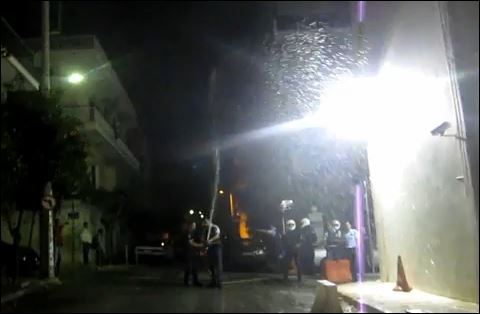 ΒΙΝΤΕΟ-Αστυνομικοί ρίχνουν νερό με μάνικες σε αφισοκολλητές!