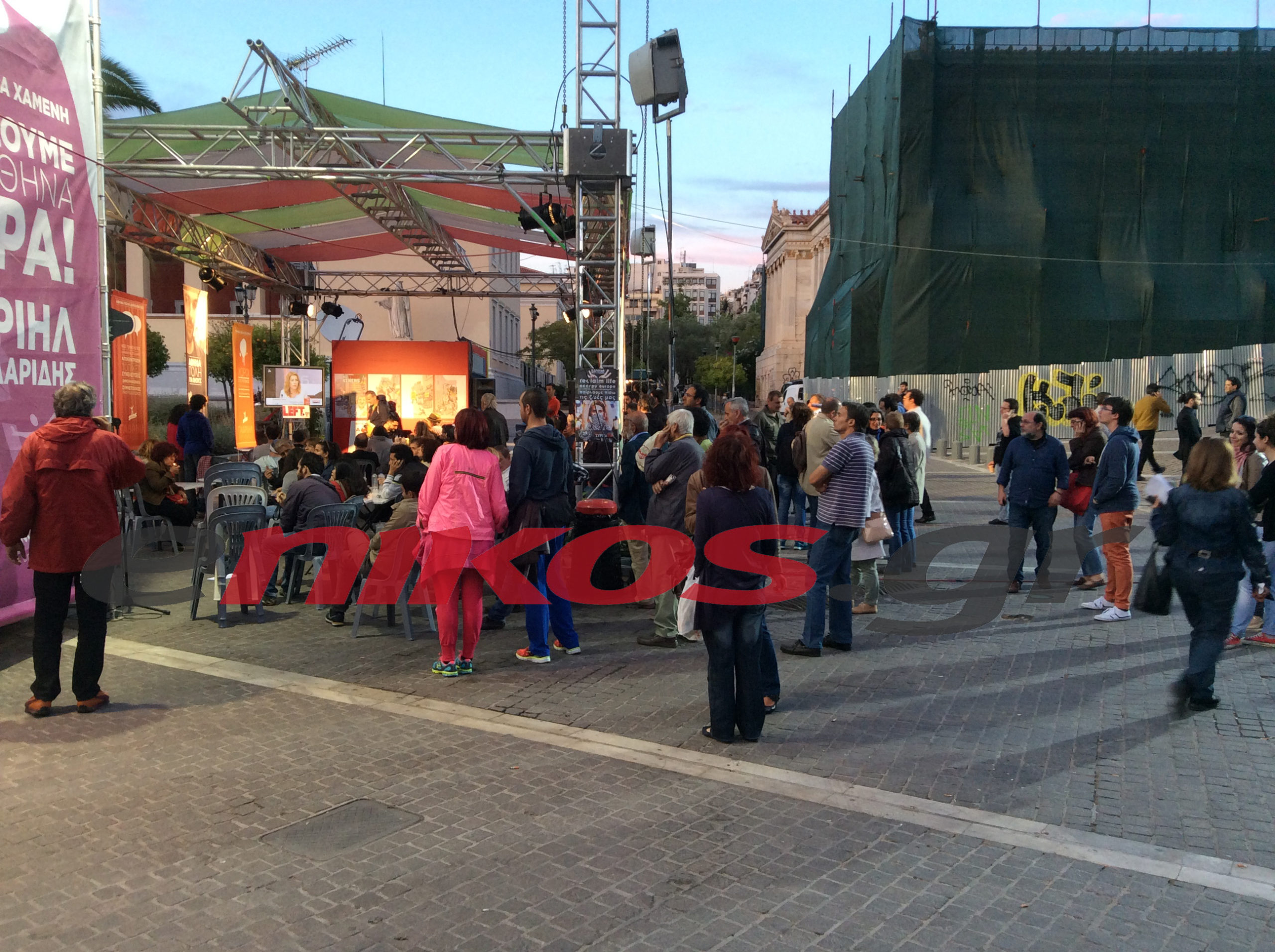 ΤΩΡΑ-ΦΩΤΟ-Ο κόσμος στο εκλογικό κέντρο του Σακελλαρίδη