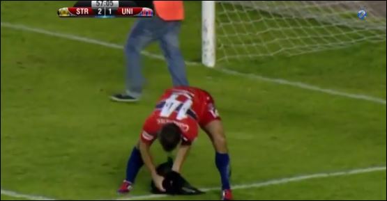 BINTEO-Βall boy έσωσε κουτάβι από ποδοσφαιριστή