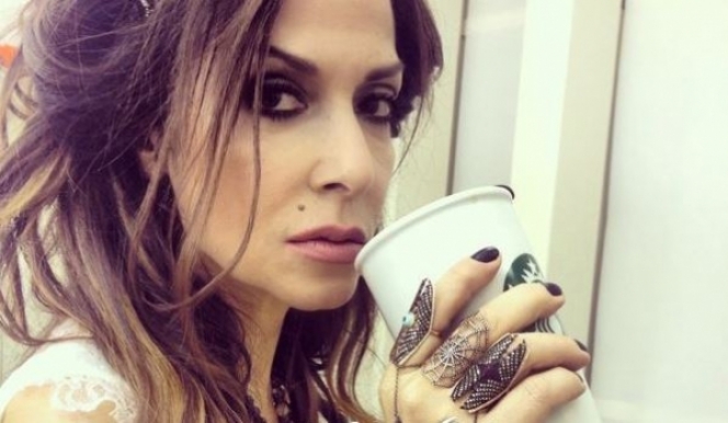 ΦΩΤΟ-Η Άννα Βίσση ποζάρει χωρίς μακιγιάζ