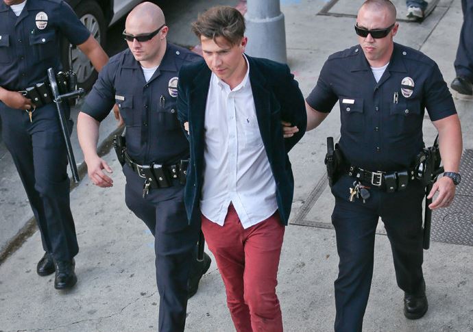 ΦΩΤΟ-Άγνωστος επιτέθηκε στον Μπραντ Πιτ