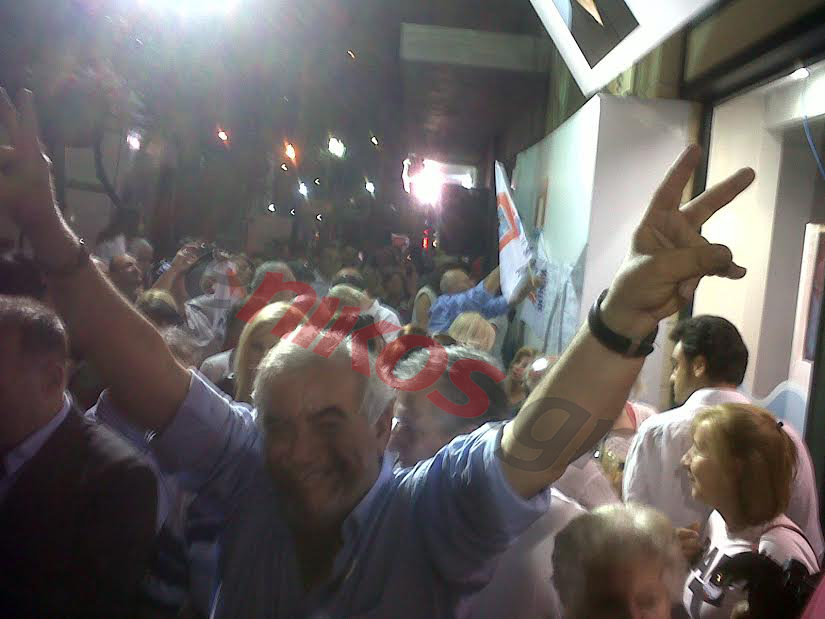 ΦΩΤΟ-Πανηγυρισμοί στο εκλογικό κέντρο του Μώραλη