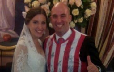 ΦΩΤΟ-Ισπανός παντρεύτηκε με τη φανέλα του Ολυμπιακού!