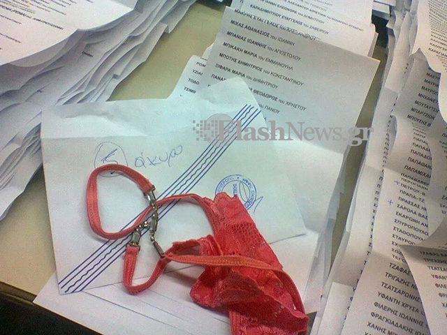 ΦΩΤΟ-Έριξε στην κάλπη το… εσώρουχό της