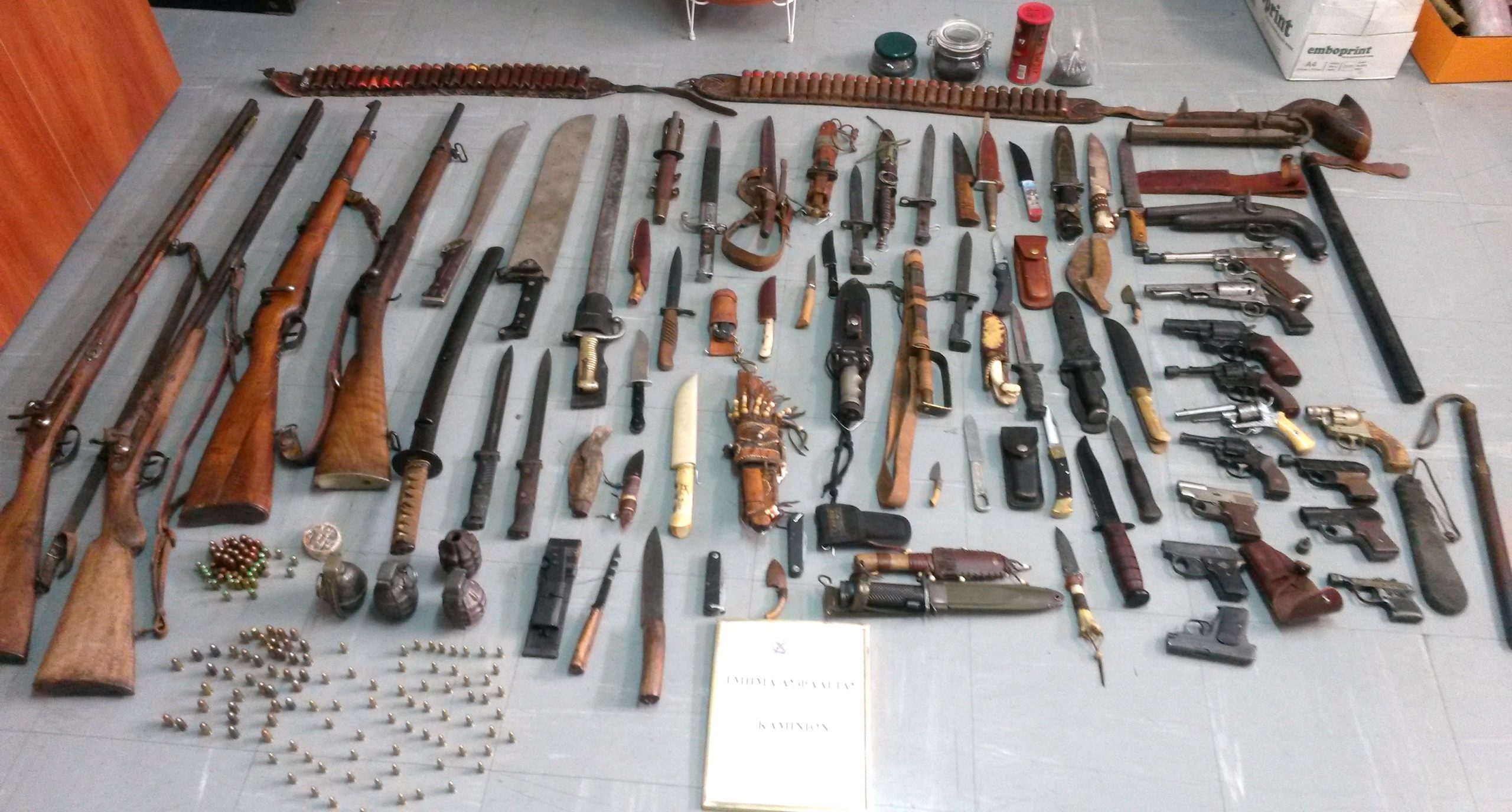 ΦΩΤΟ-Είχε οπλοστάσιο στο σπίτι του