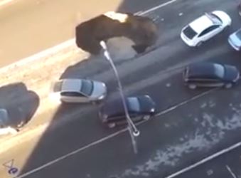 ΒΙΝΤΕΟ-Δείτε πως άνοιξε τεράστια τρύπα σε δρόμο της Ρωσίας