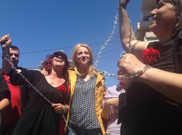 ΦΩΤΟ-Η Δούρου με τις αλυσοδεμένες καθαρίστριες του ΥΠΟΙΚ