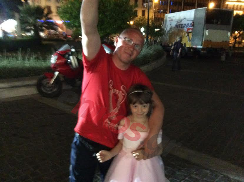 ΦΩΤΟ-Αυτό είναι το κοριτσάκι που έτρεξε στην αγκαλιά της Δούρου