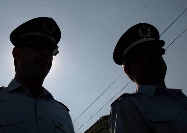 Αστυνομικός κατηγορείται για τη θανάτωση δύο σκύλων