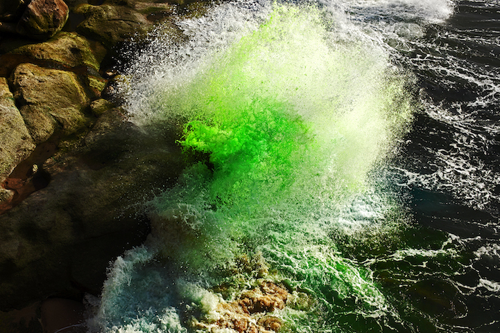 ΦΩΤΟ-Πολύχρωμα κύματα στα βράχια