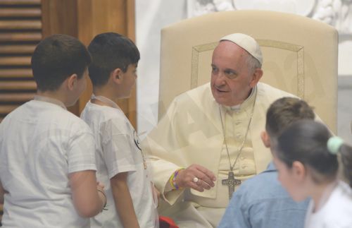 ΦΩΤΟ-Ο Πάπας συνάντησε 500 παιδιά
