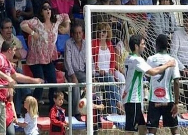 Απολύθηκε από τη Μπαρτσελόνα λόγο ρατσιστικής επίθεσης