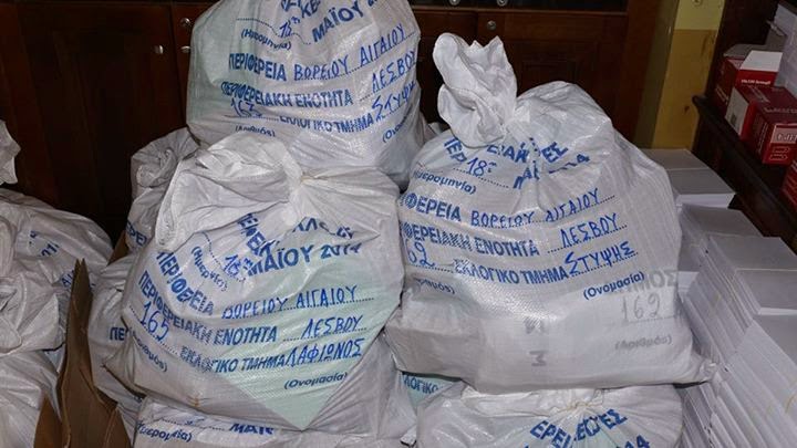 Έφτασαν τα ψηφοδέλτια στη Λέσβο