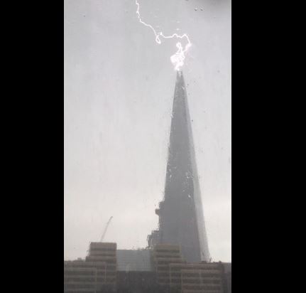 ΦΩΤΟ-Κεραυνός χτυπά ουρανοξύστη στο Λονδίνο