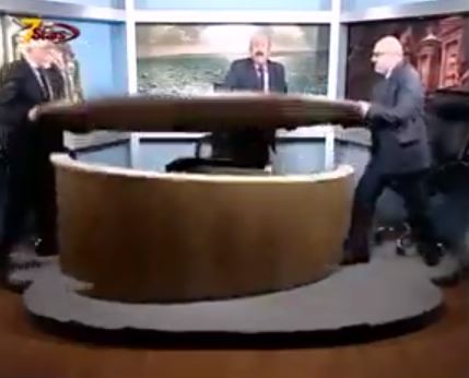 ΒΙΝΤΕΟ-Δημοσιογράφοι τα έκαναν on air γυαλιά-καρφιά