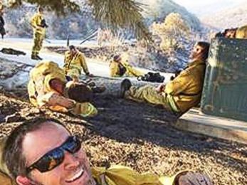 ΦΩΤΟ-H selfie του πυροσβέστη που έγινε «ανάρπαστη»