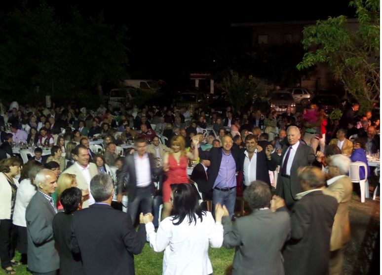 ΦΩΤΟ-Δήμαρχος “τραπέζωσε” 1000 άτομα