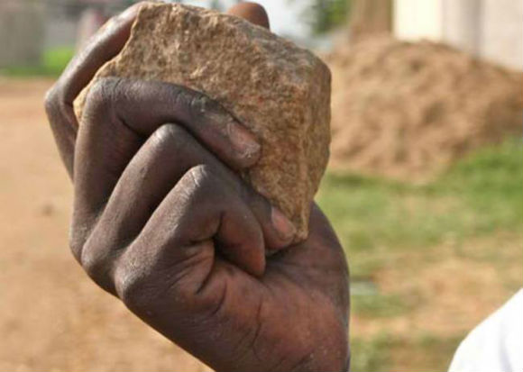 Την λιθοβόλησαν γιατί… αγάπησε