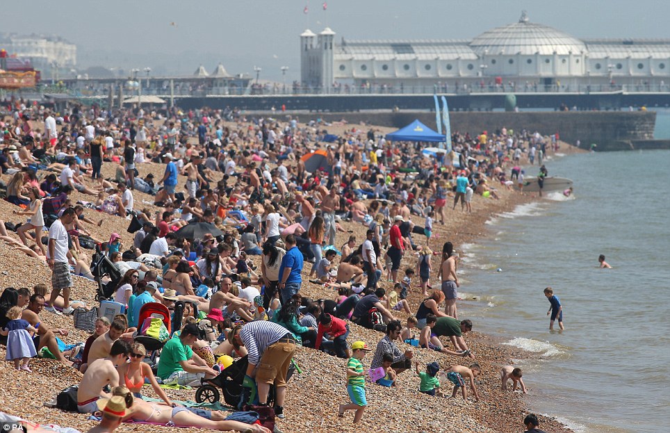 ΦΩΤΟ-Ξεχύθηκαν σε παραλίες και πάρκα οι Βρετανοί λόγω καύσωνα
