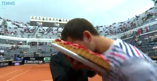 ΒΙΝΤΕΟ- Έριξε τούρτα στο πρόσωπο τενίστα