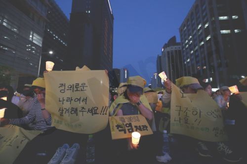 ΦΩΤΟ-Συγκέντρωση μνήμης για τους μαθητές της Νότιας Κορέας