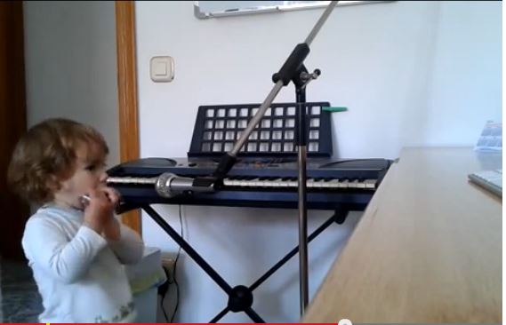 ΒΙΝΤΕΟ-Δίχρονος τραγουδάει…blues