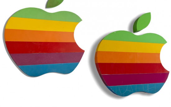Σε δημοπρασία τα πολύχρωμα “μήλα” της Apple