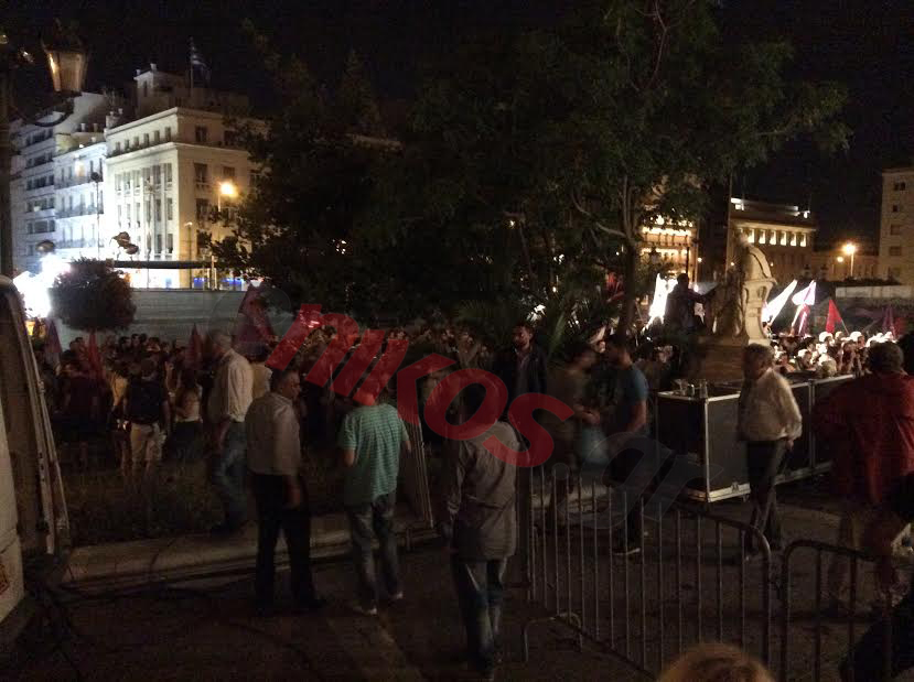 ΦΩΤΟ-Σκοτάδι στα Προπύλαια! Καθυστερεί η δήλωση Τσίπρα