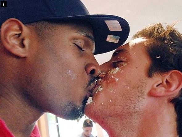 Ένα φιλί στον αέρα που… συζητήθηκε