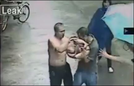 ΒΙΝΤΕΟ-Πλανόδιος πωλητής σώζει μωρό από βέβαιο θάνατο