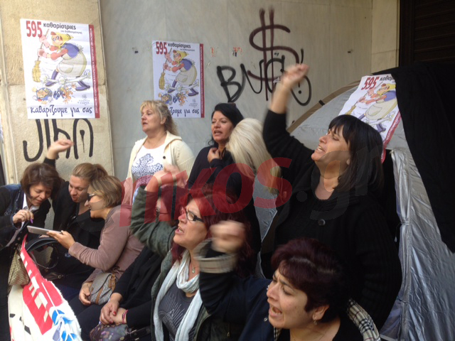 ΦΩΤΟ-Κατασκηνώνουν έξω από το ΥΠΟΙΚ