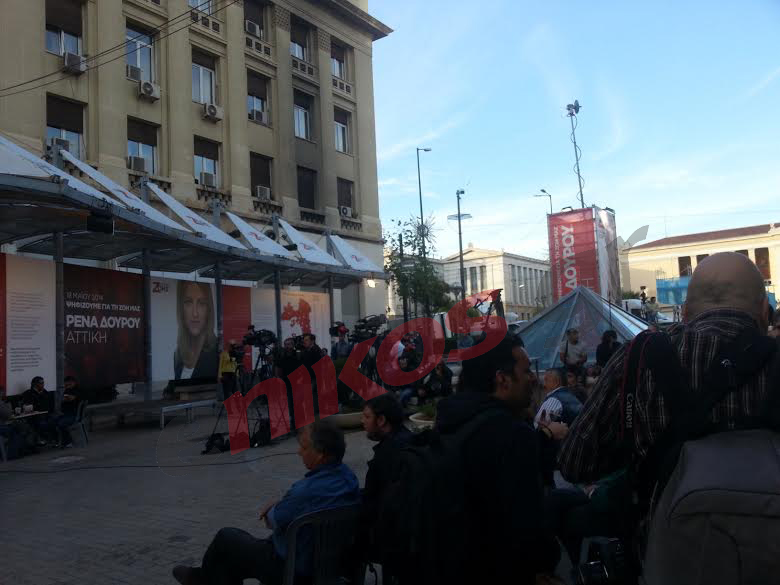 ΤΩΡΑ-ΦΩΤΟ-Στο εκλογικό κέντρο της Ρένας Δούρου