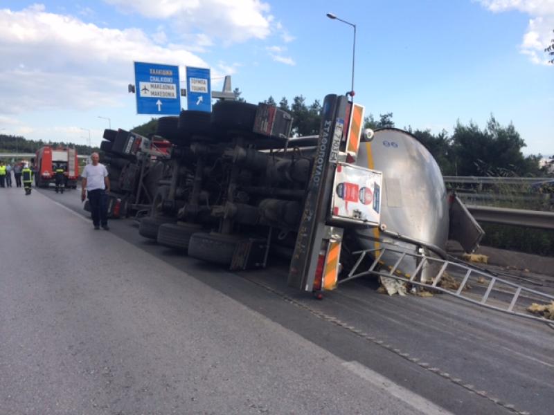 ΤΩΡΑ: Ανατροπή βυτιοφόρου στην Περιφερειακή πριν το τούνελ της Τούμπας