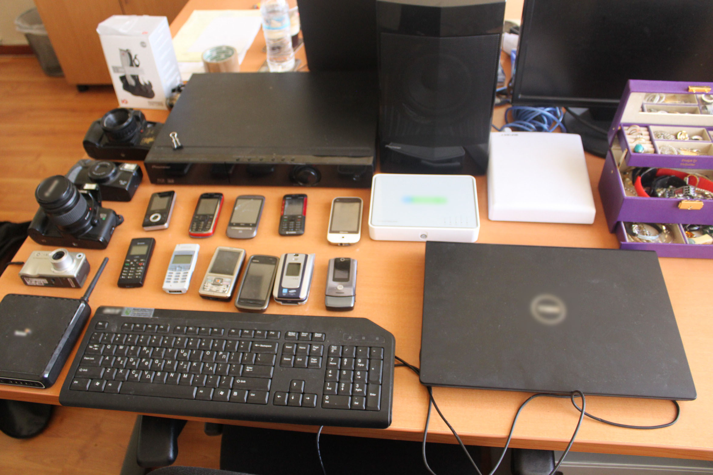 ΦΩΤΟ-Έπιασαν εγκληματική ομάδα, “εφοριακούς” και βιαστή