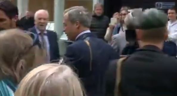 ΒΙΝΤΕΟ-Πέταξαν αυγό στον Φάρατζ