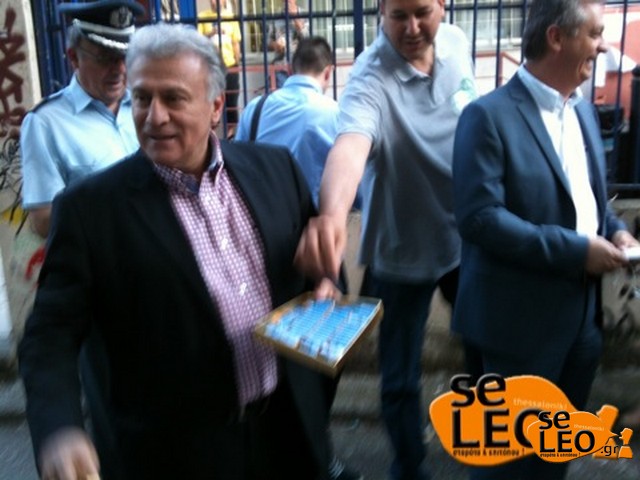 ΦΩΤΟ-Δείτε τι κέρασε ο Ψωμιάδης τον Καραμανλή